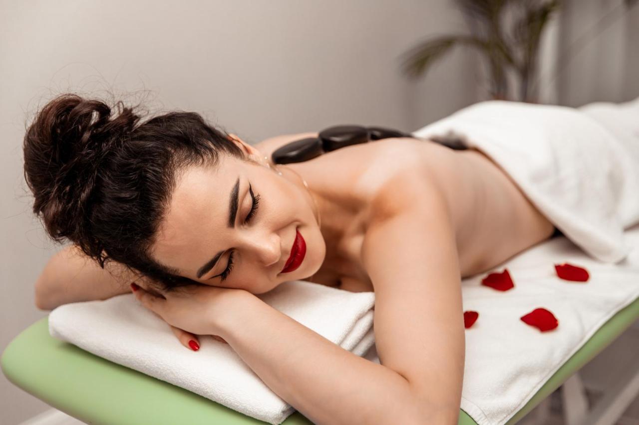 Boutique Odyseja & Spa Ciechocinek Exterior foto A woman receiving a hot stone massage