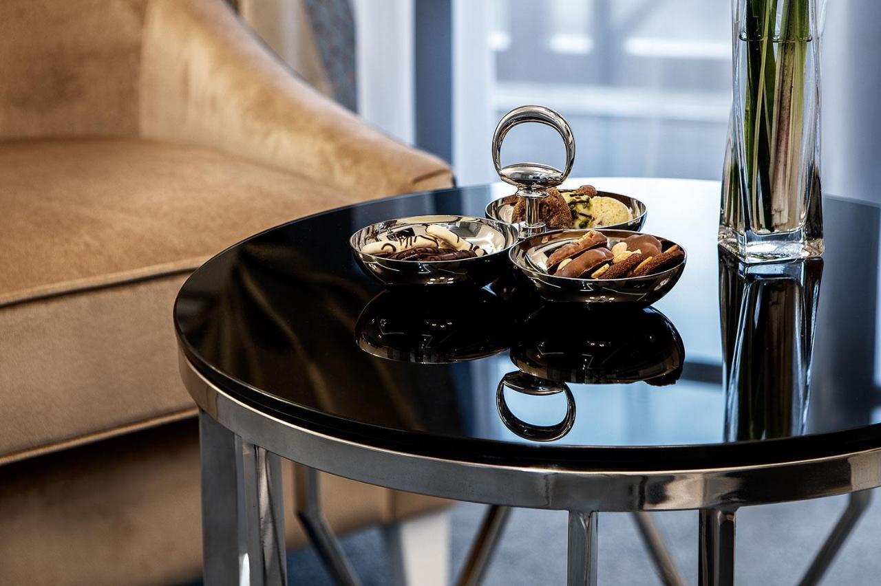 Boutique Odyseja & Spa Ciechocinek Exterior foto A table with a black glass top