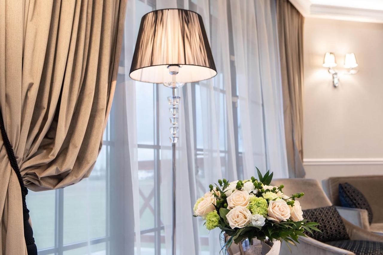 Boutique Odyseja & Spa Ciechocinek Exterior foto A floor lamp